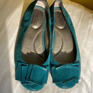 Turquoise MeToo slip ons with a pattern on toe, 8